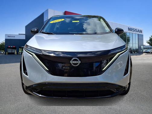 2 Tone Silver / Black Roof 2023 Nissan ARIYA ENGAGE