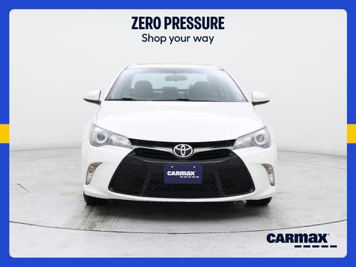 White 2016 Toyota Camry SE