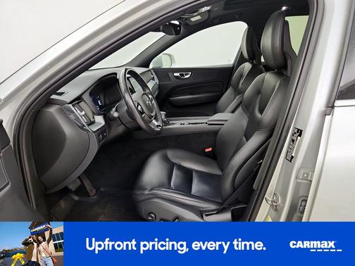 Silver 2018 Volvo XC60 T5 Momentum