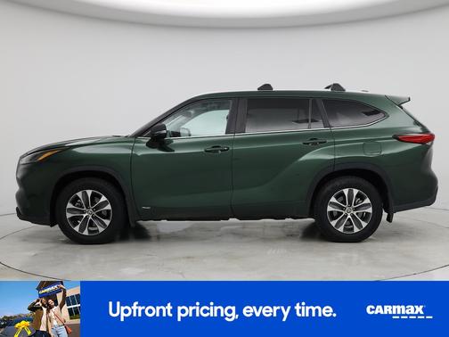 Green 2023 Toyota Highlander Hybrid XLE