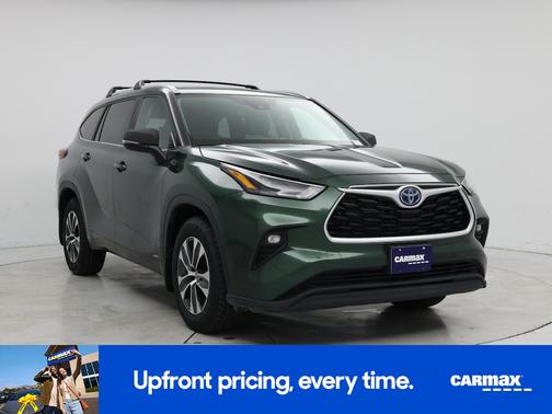 Green 2023 Toyota Highlander Hybrid XLE