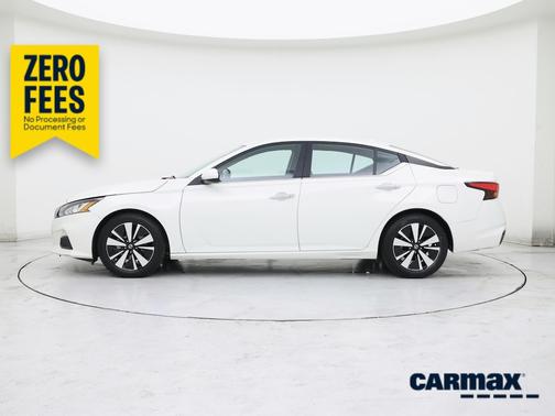 White 2022 Nissan Altima SV