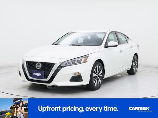 White 2022 Nissan Altima SV