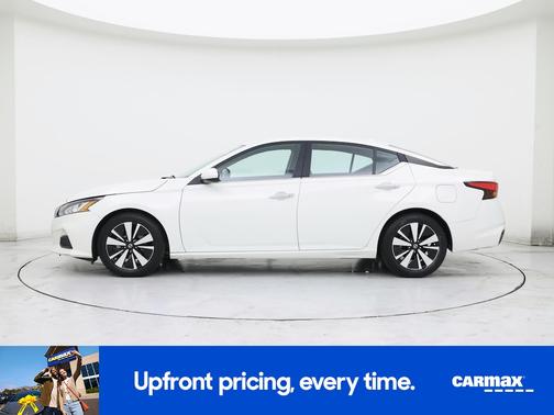 White 2022 Nissan Altima SV