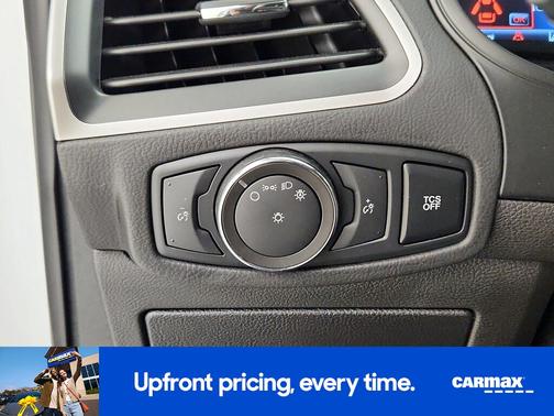 White 2022 Ford Edge SE