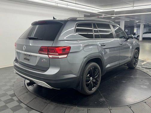 Platinum Gray Metallic 2018 Volkswagen Atlas 3.6L SE w/Technology