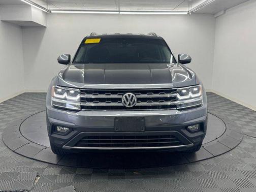 Platinum Gray Metallic 2018 Volkswagen Atlas 3.6L SE w/Technology