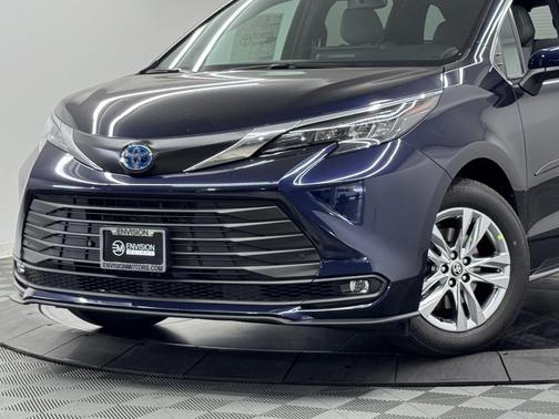 2025 Toyota Sienna XLE