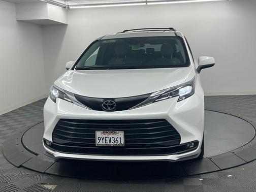 Wind Chill Pearl 2026 Toyota Sienna XLE