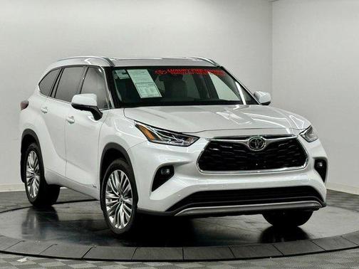 Wind Chill Pearl 2026 Toyota Highlander Hybrid Platinum