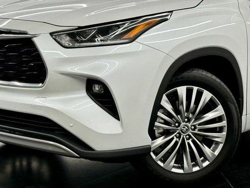 Wind Chill Pearl 2026 Toyota Highlander Hybrid Platinum