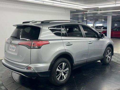 Silver Sky Metallic 2018 Toyota RAV4 XLE