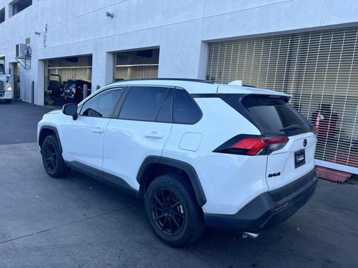 2020 Toyota RAV4 LE