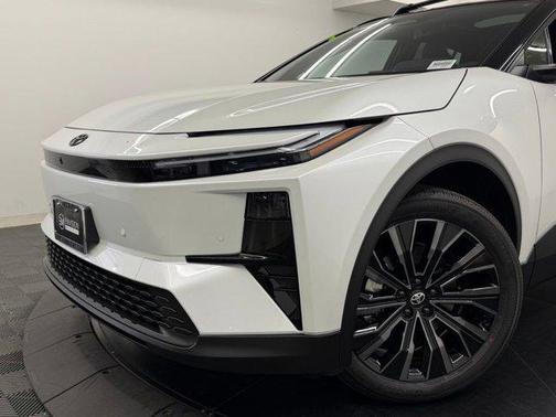 Wind Chill Pearl w/Midnight Black Metallic Roof 2026 Toyota C-HR XSE