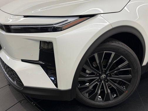 Wind Chill Pearl w/Midnight Black Metallic Roof 2026 Toyota C-HR XSE