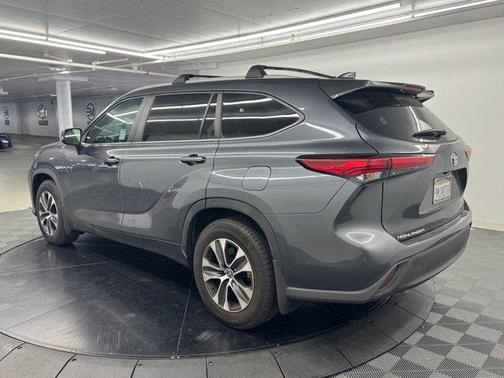 Magnetic Gray Metallic 2023 Toyota Highlander XLE