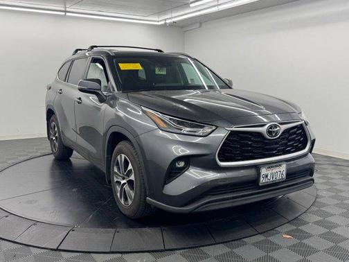 Magnetic Gray Metallic 2023 Toyota Highlander XLE