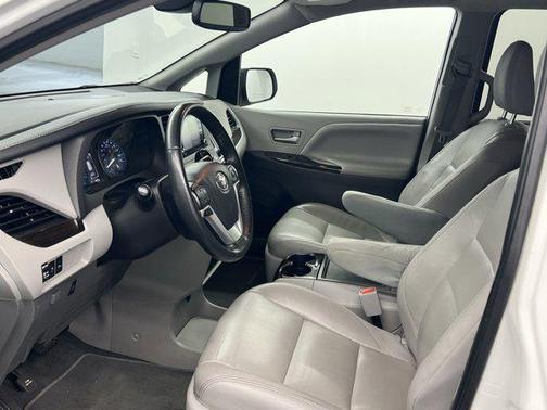 2020 Toyota Sienna XLE