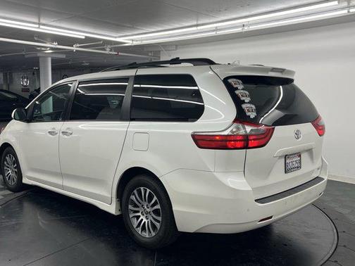 2020 Toyota Sienna XLE