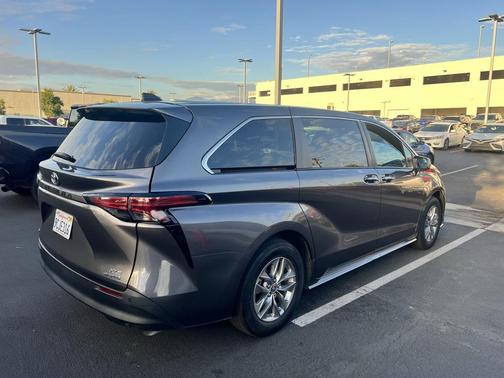 2022 Toyota Sienna XLE 7 Passenger