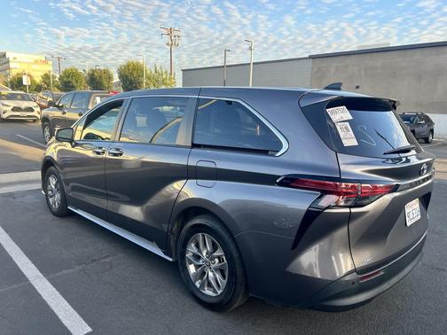 2022 Toyota Sienna XLE 7 Passenger