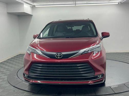 Ruby Flare Pearl 2026 Toyota Sienna XLE