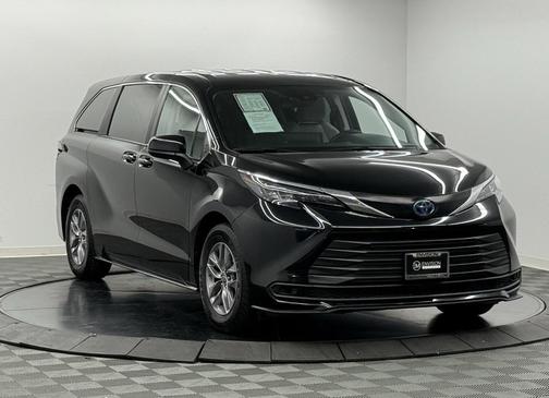 2024 Toyota Sienna LE