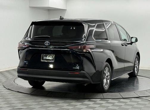 2024 Toyota Sienna LE