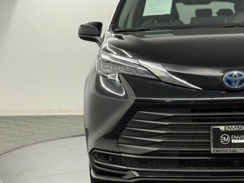 2024 Toyota Sienna LE