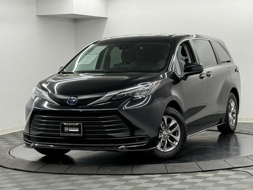 2024 Toyota Sienna LE