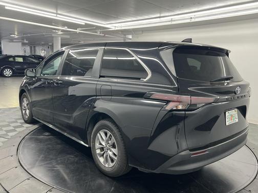 2024 Toyota Sienna LE