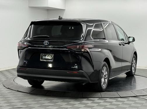 2024 Toyota Sienna LE