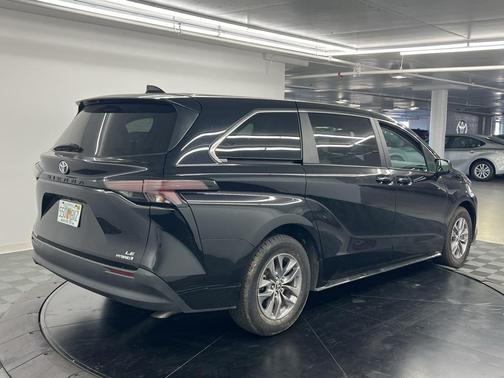 2024 Toyota Sienna LE