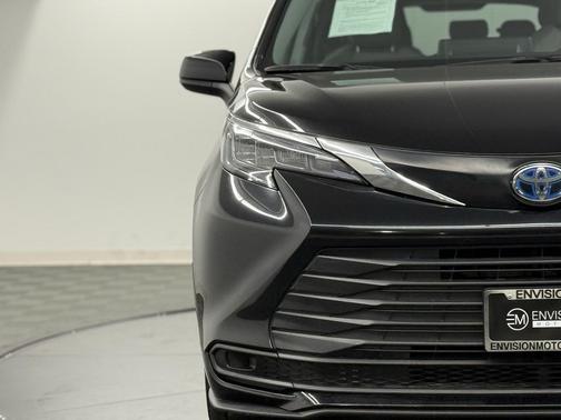 2024 Toyota Sienna LE