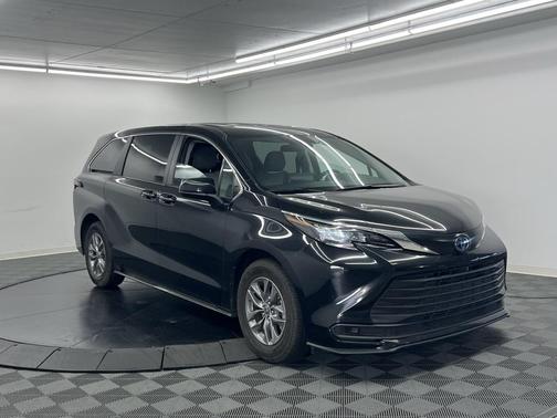 2024 Toyota Sienna LE
