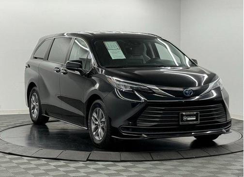 2024 Toyota Sienna LE