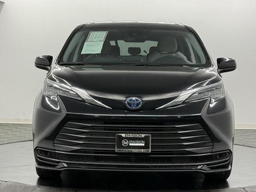 2024 Toyota Sienna LE