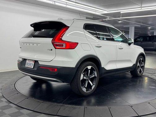 Ice White 2020 Volvo XC40 T5 Momentum