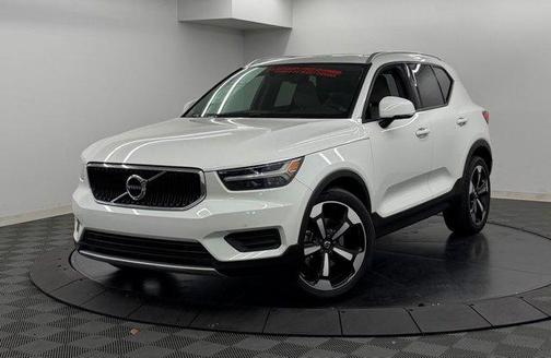 Ice White 2020 Volvo XC40 T5 Momentum