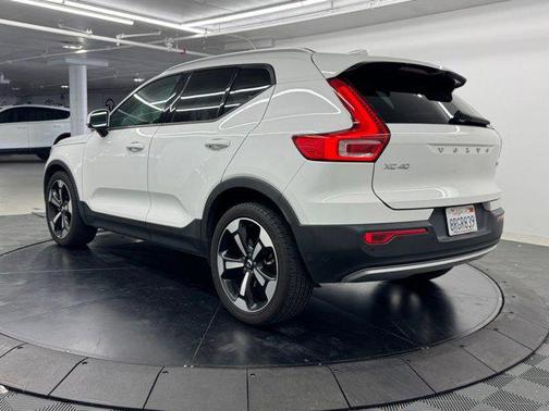 Ice White 2020 Volvo XC40 T5 Momentum