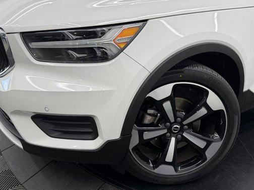 Ice White 2020 Volvo XC40 T5 Momentum