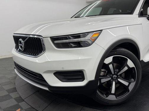 Ice White 2020 Volvo XC40 T5 Momentum