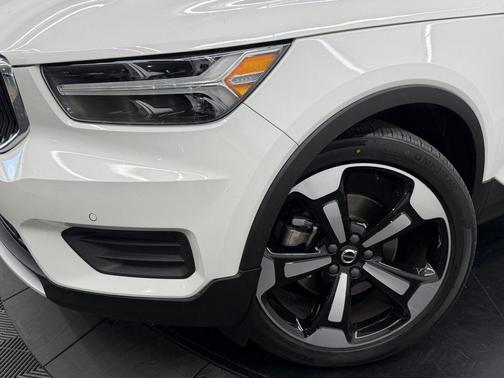 Ice White 2020 Volvo XC40 T5 Momentum