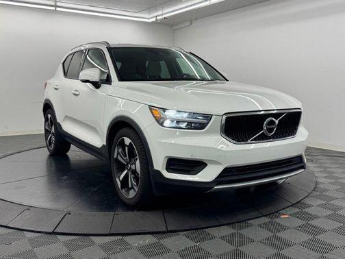 Ice White 2020 Volvo XC40 T5 Momentum