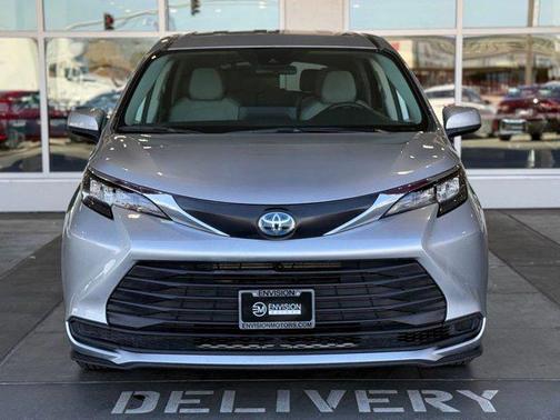 2024 Toyota Sienna LE