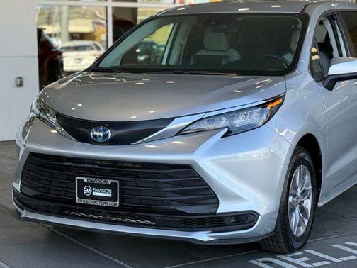 2024 Toyota Sienna LE