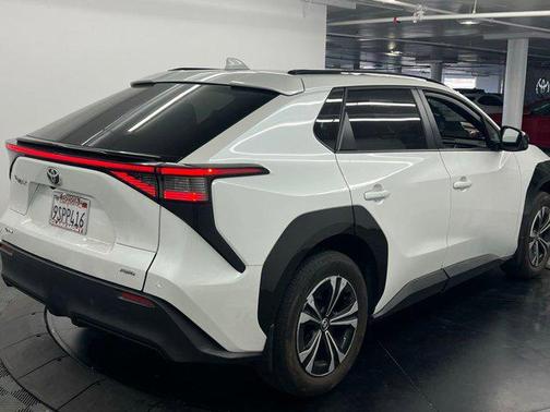 Wind Chill Pearl 2025 Toyota bZ4X XLE