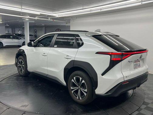 Wind Chill Pearl 2025 Toyota bZ4X XLE