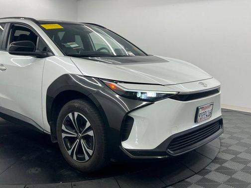 Wind Chill Pearl 2025 Toyota bZ4X XLE