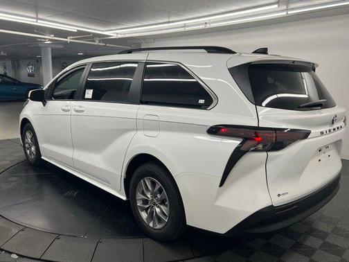 Ice Cap 2026 Toyota Sienna LE